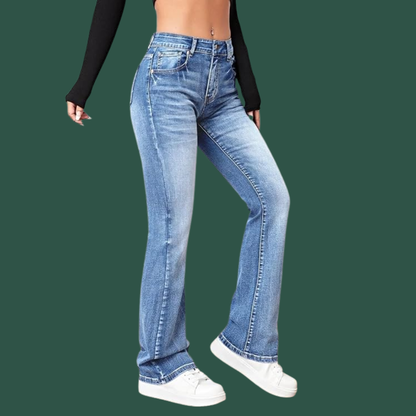 Klara – Figurnära jeans med lätt utsvängda ben